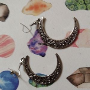 Adorable polyphigular type of design on a crescent 🌝 hook drop earring